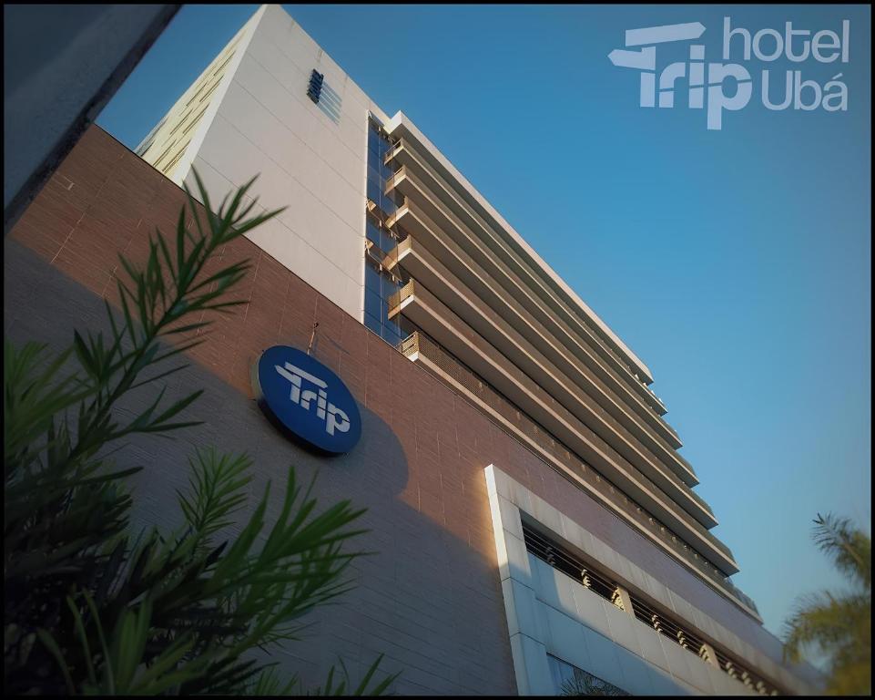 Un cartel de hotel en el lateral de un edificio en Trip Hotel Ubá - perto da Faculdade OZANAM COELHO e Eventos HORTO FLORESTAL, en Ubá