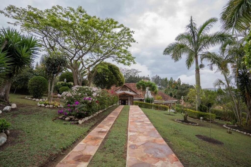 ロス・サントスにあるMesa de los Santos La Mantilissaの家に通じる小道付きの庭園