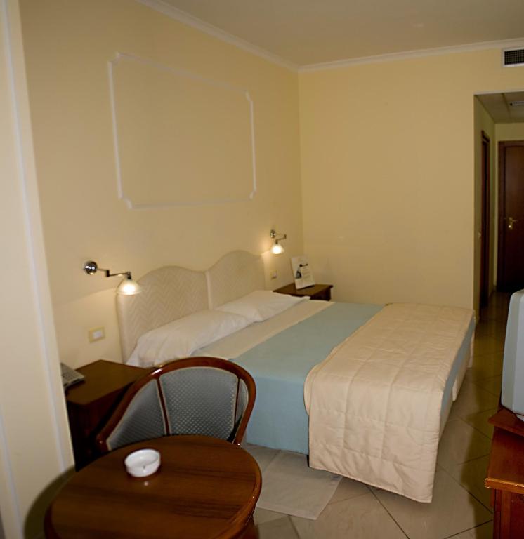 Postel nebo postele na pokoji v ubytování Hotel Marinella