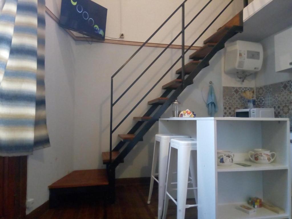 una cocina con barra bajo las escaleras en Tu casa en Montevideo, en Montevideo