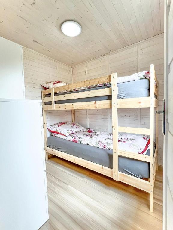 a bedroom with two bunk beds in a room at Chatki u Agatki in Jezierzany