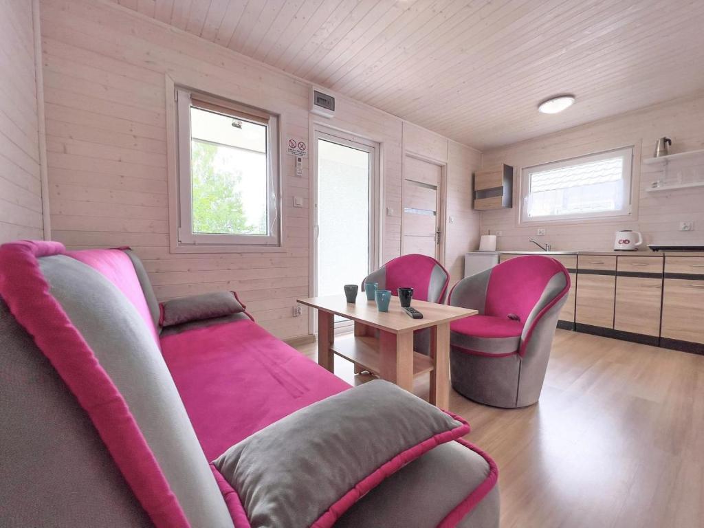 een woonkamer met een bank, twee stoelen en een tafel bij Chatki u Agatki in Jezierzany
