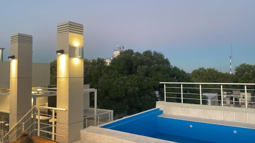 una piscina en la azotea de un edificio en Nómade Hostel mdz en Mendoza