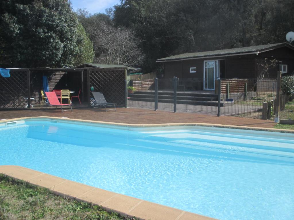 - une piscine dans une cour avec une maison dans l'établissement Torrenaps, à Argelès-sur-Mer