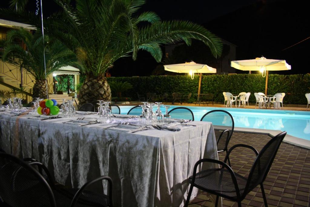 Bazén v ubytování Hotel Marinella nebo v jeho okolí