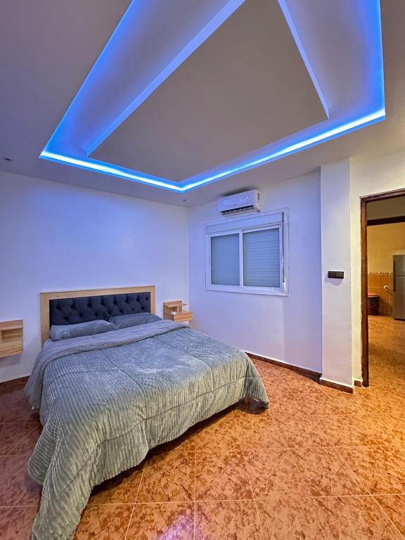 Tranquil Oasis in Chefchaouen في شفشاون: غرفة نوم بسرير كبير بسقف ازرق