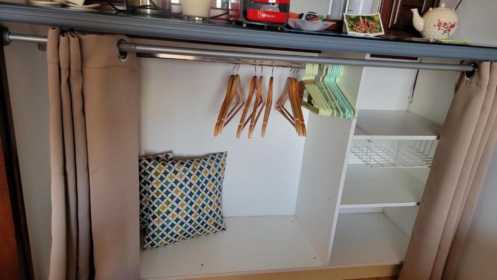 un réfrigérateur avec des ustensiles de cuisine. dans l'établissement Studio vue mer - Tartane, à La Trinité