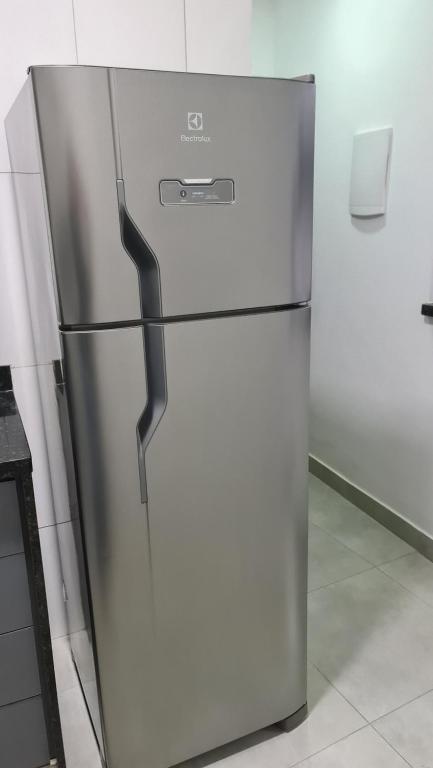 um frigorífico de aço inoxidável numa cozinha em Studio RD em Angra dos Reis