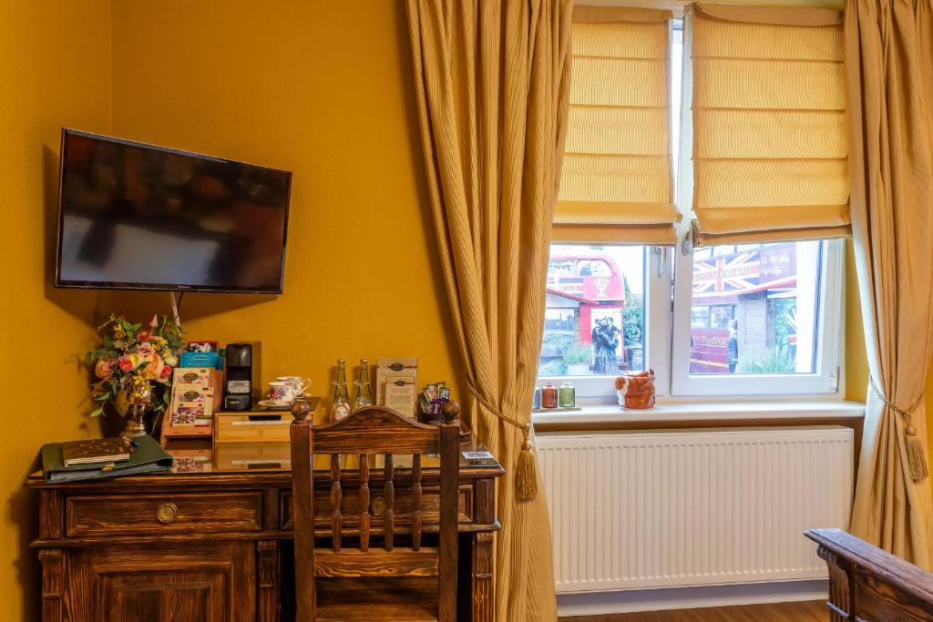 The Little Britain Inn Themed Hotel One of a Kind In Europe - Chambre Sherlock Holmes