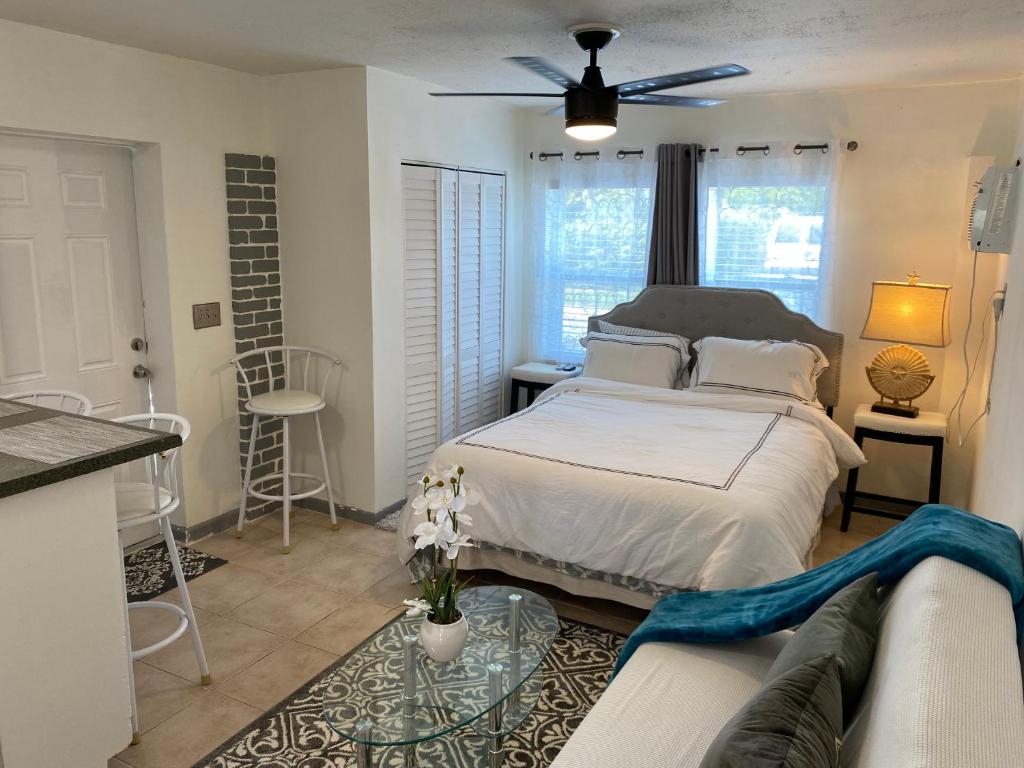 1 dormitorio con 1 cama y 1 sofá en (B) Casa Azul. Minutes from the Beach & Mall, en North Palm Beach