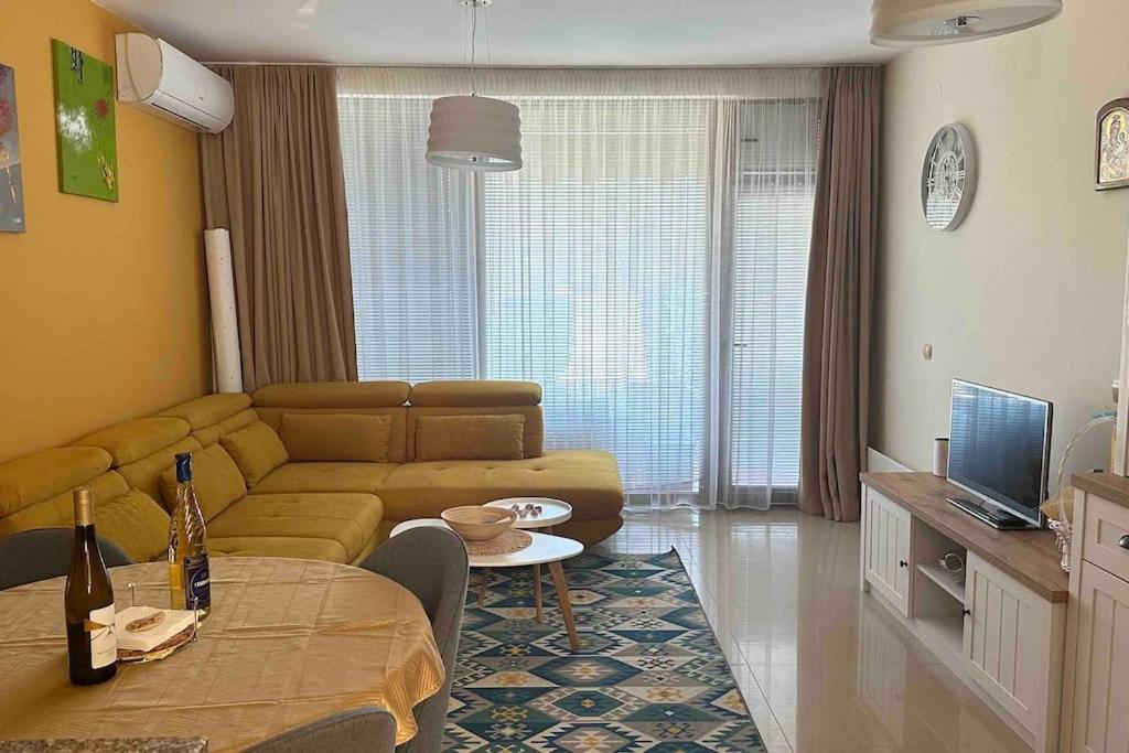 TV a/nebo společenská místnost v ubytování “Golf and Sun” Family Villa