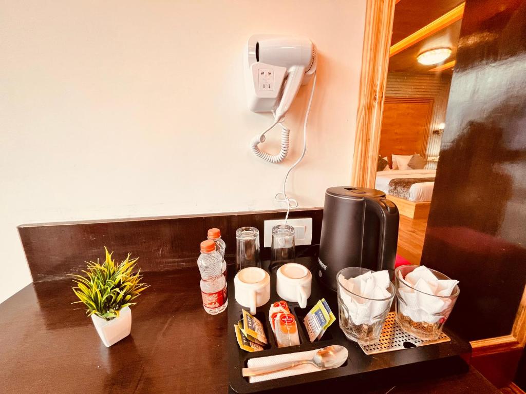 Příslušenství pro přípravu čaje a kávy v ubytování Rockland Cottage, Manali - Centrally Heated & Air Cooled Premium Rooms