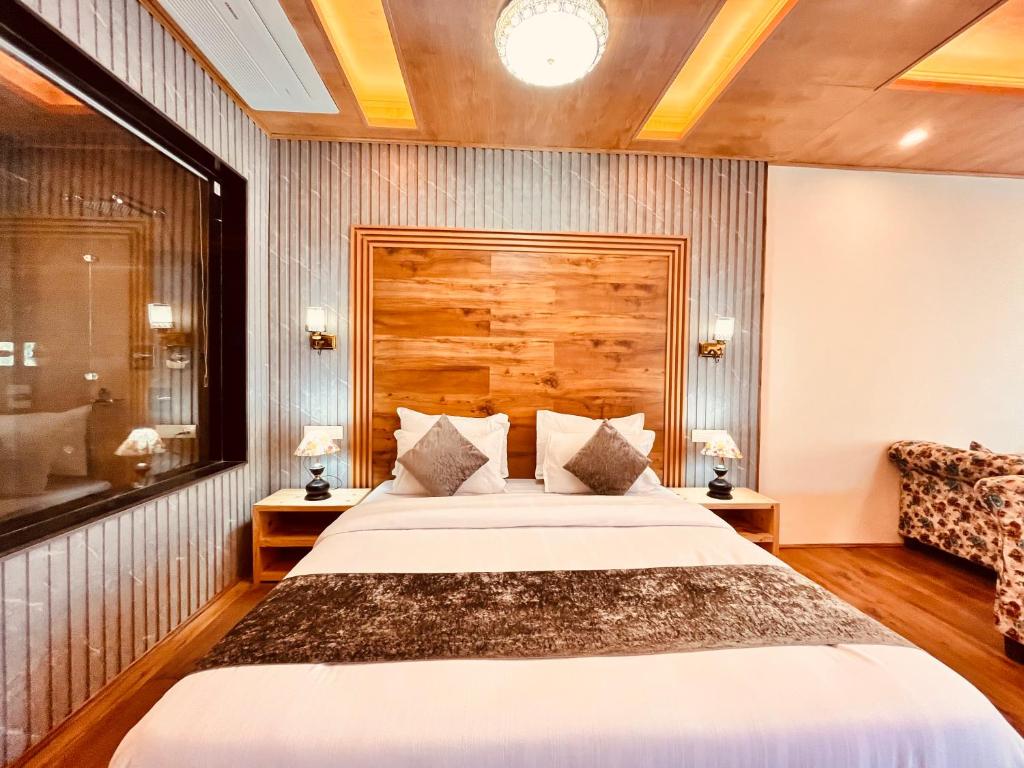Postel nebo postele na pokoji v ubytování Rockland Cottage, Manali - Centrally Heated & Air Cooled Premium Rooms