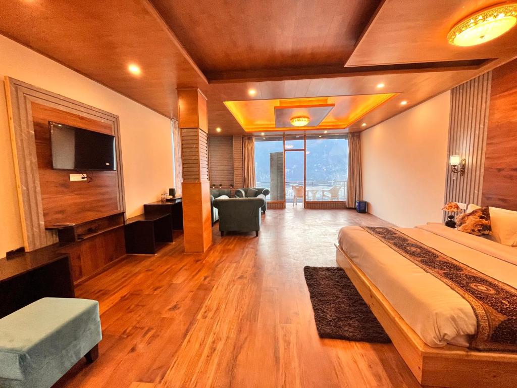 Postel nebo postele na pokoji v ubytování Rockland Cottage, Manali - Centrally Heated & Air Cooled Premium Rooms