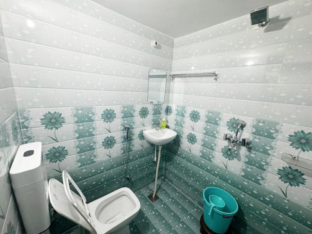 ein Bad mit einem Waschbecken und einem WC. in der Unterkunft Vrinda Garden in Varanasi