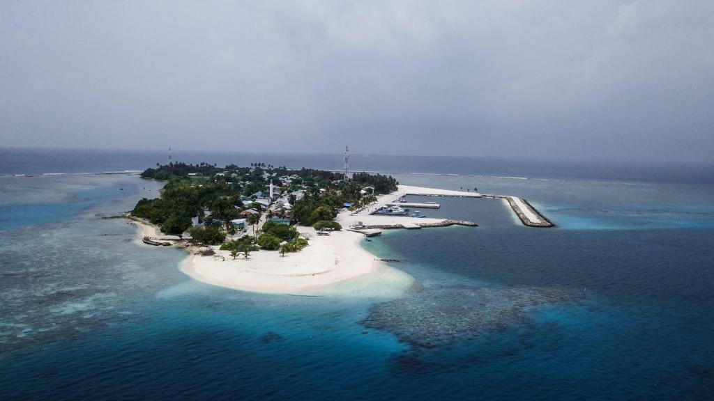an island in the middle of the ocean at Hide Inn Blue in Nilandhoo