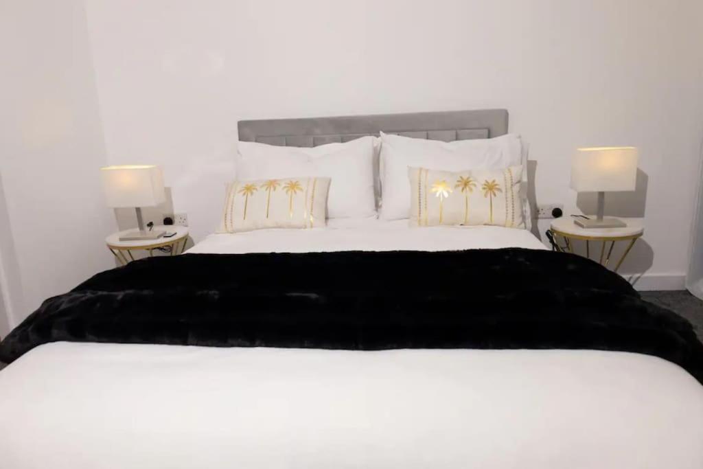 No.15 Fivedom - Luxury apartment في ساوثهامبتون: غرفة نوم بسرير ابيض كبير ومصباحين