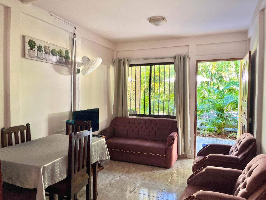 - un salon avec un canapé et une table dans l'établissement Family Hotel, à Puerto Viejo