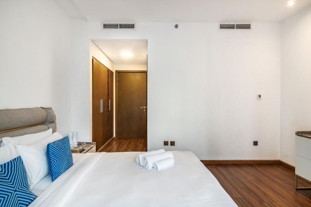 Postel nebo postele na pokoji v ubytování The Lofts - Luxurious space with Burj Khalifa View