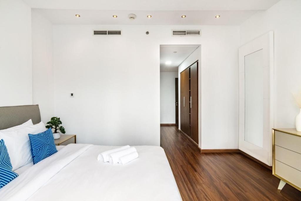 Postel nebo postele na pokoji v ubytování The Lofts - Luxurious space with Burj Khalifa View