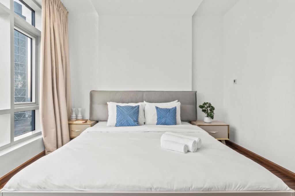 Postel nebo postele na pokoji v ubytování The Lofts - Luxurious space with Burj Khalifa View