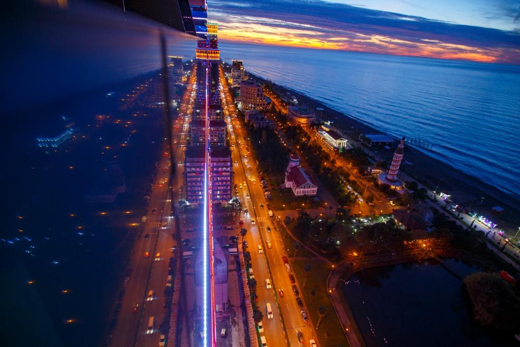 una vista aérea de una calle de la ciudad por la noche en Panorama Batumi Beach Resort en Batumi