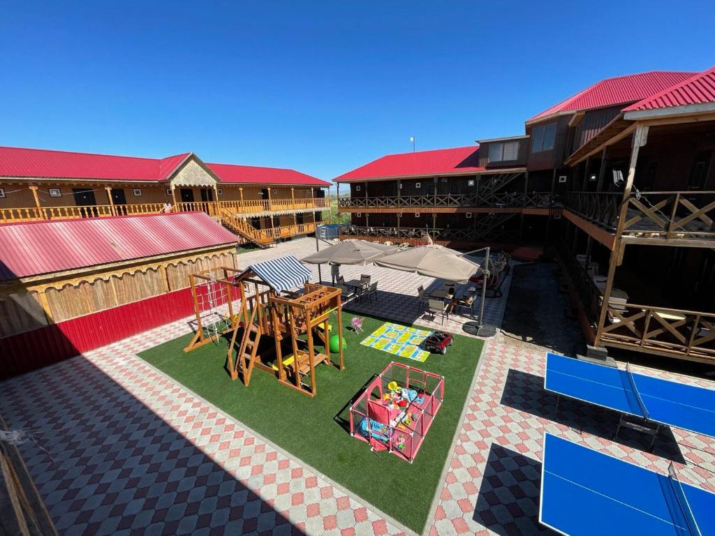 uma vista superior de um parque infantil num edifício em Дом Отдыха Айзада em Qabanbay