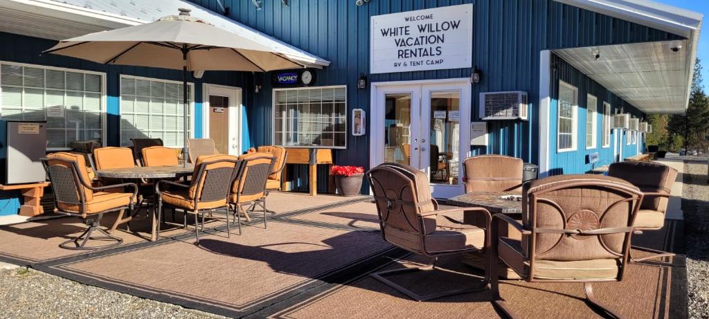 Posezení v ubytování White Willow Motel