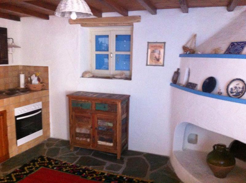 Habitación con cocina con fregadero y fogones. en Two sisters en Alonnisos Old Town