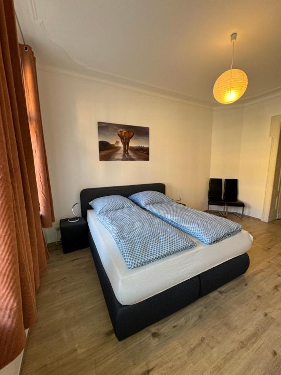um quarto com uma cama grande num quarto em Wohnung gegenüber vom Theater em Gera