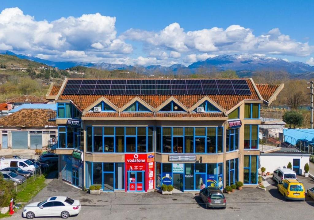 een gebouw met zonnepanelen erop bij Hotel Ambasador in Bahçalleku
