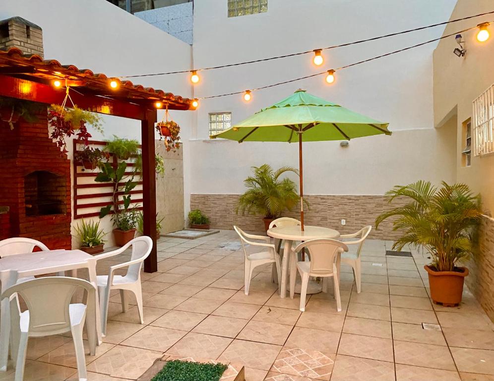 Kawasan patio atau luaran di Casa praia do Forte atrás da feirinha