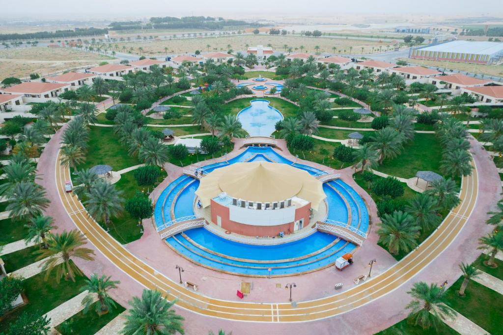 ウナイザにあるSwiss International Resort Unaizah Al Qassimのプール付き公園の空中ビュー
