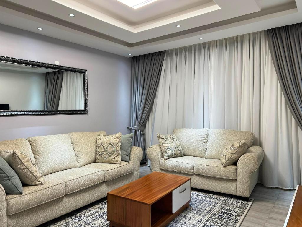 Ruang duduk di Kira Furnished Apartments