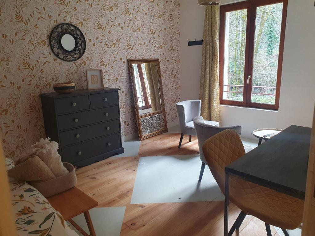 uma sala de estar com uma cómoda e um espelho em Chambres d'Hôtes du Domaine de Bourbacoup em Tulle