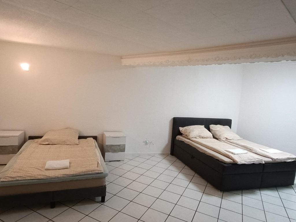 Postel nebo postele na pokoji v ubytování Ferienwohnung-Haus in Saarbrücken