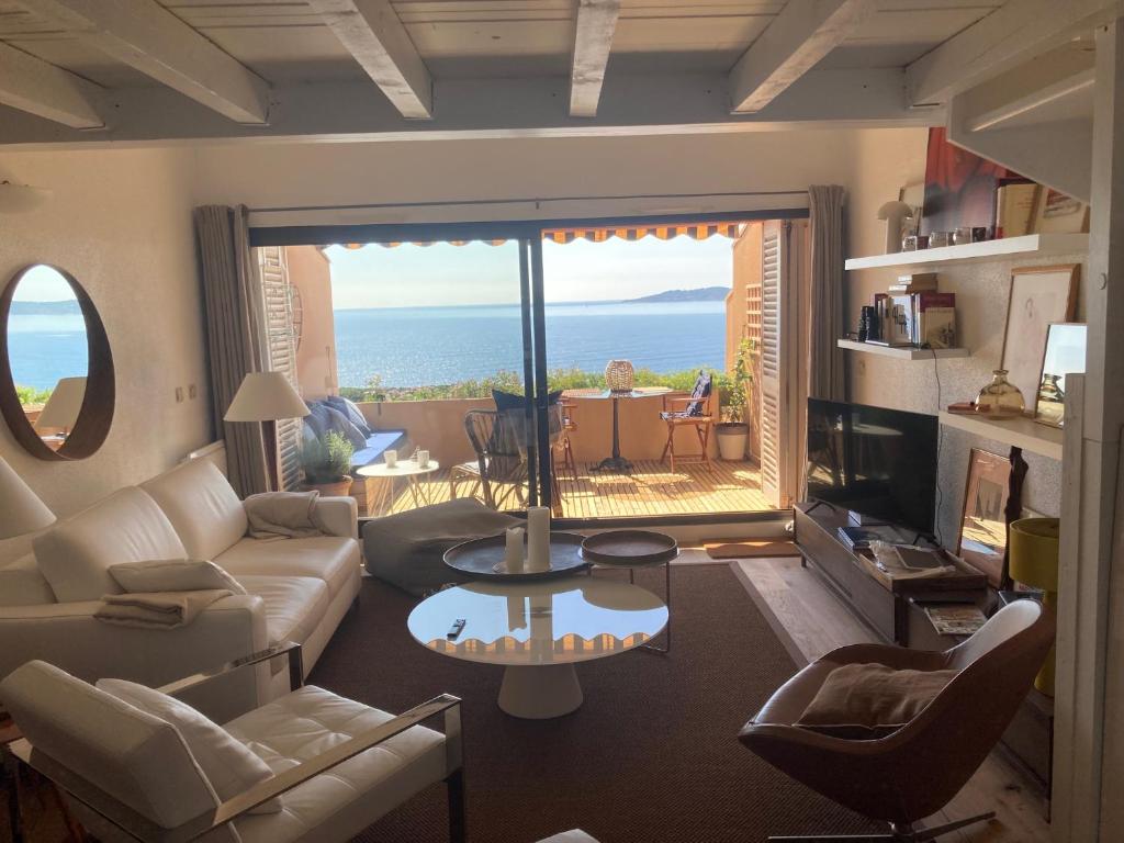 un salon avec vue sur l'océan dans l'établissement Appartement vue mer, accès privé plage, piscine, à Sainte-Maxime