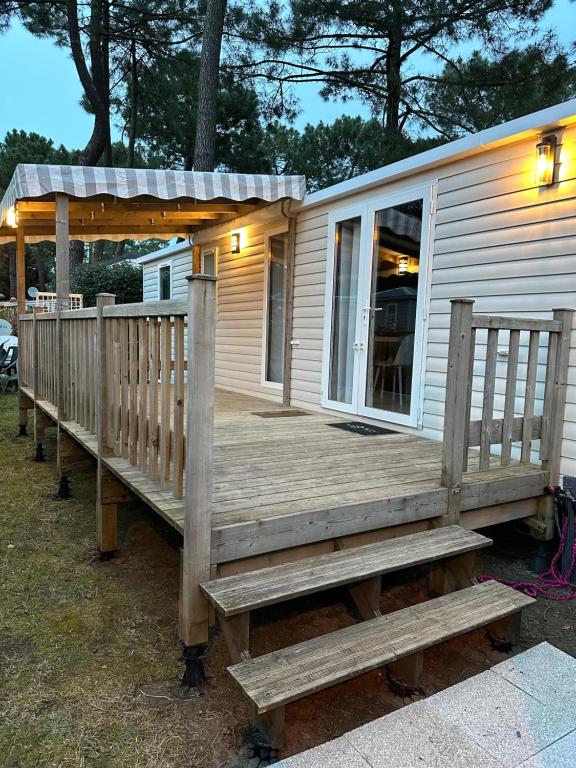 un grande portico in legno su una piccola casa di Mobile home a Les Mathes