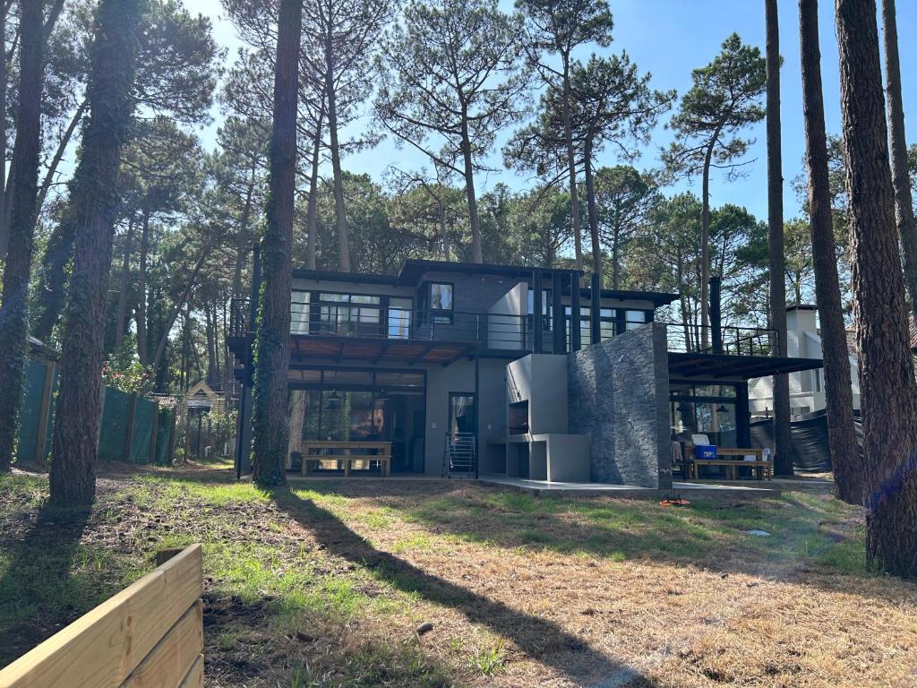 ein Haus mitten im Wald in der Unterkunft Excepcional Casa en Solanas Resort in Punta del Este