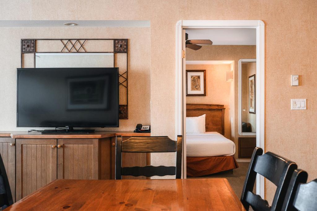 TV a/nebo společenská místnost v ubytování Mountain View Resort and Suites at Fairmont Hot Springs