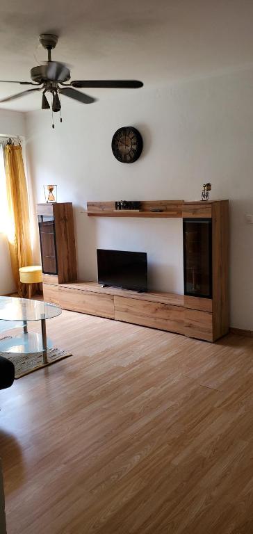 un salon avec une télévision à écran plat et une table dans l'établissement 2 pieces proche mer, à Nice