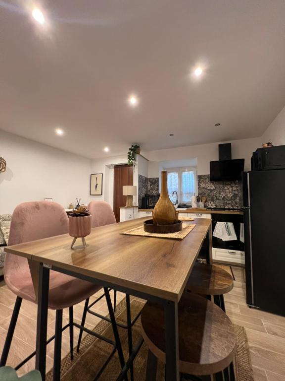 una cucina e un soggiorno con tavolo e sedie in legno di Maison Frida • Tivoli a Tivoli