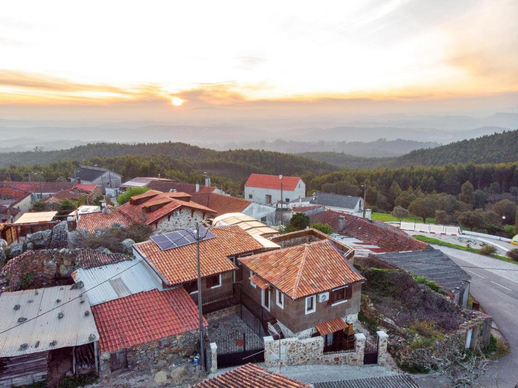 una vista aérea de una pequeña ciudad con casas en Casinha do Quadro, en Figueiró dos Vinhos