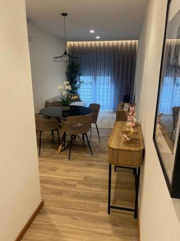 ein Wohnzimmer mit einem Tisch und einem Esszimmer in der Unterkunft My Home in Braga