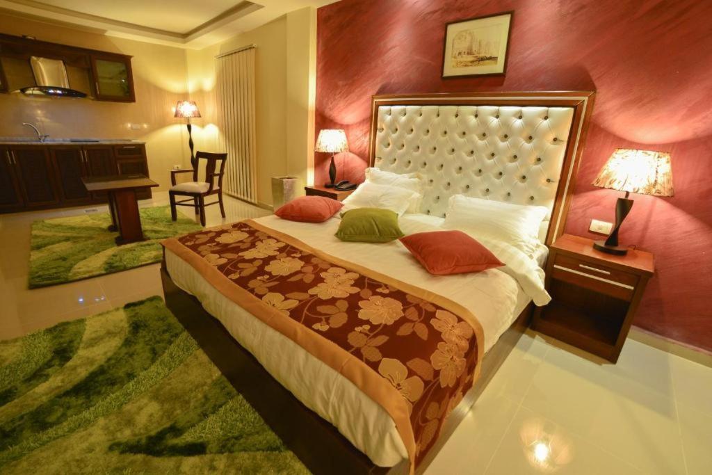 1 dormitorio con 1 cama grande y baño en P Quattro Relax Hotel en Wadi Musa