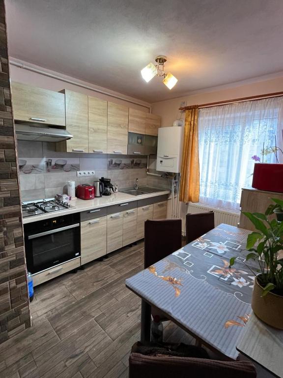 una cucina con tavolo e una sala da pranzo di Apartament IOANA a Deva