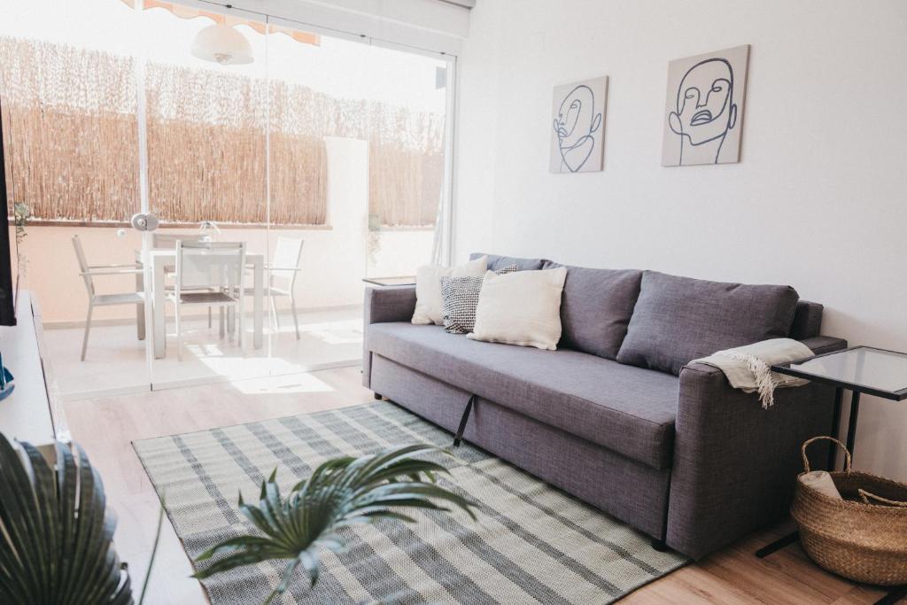 Biasa Holidays في تورّوكس كوستا: غرفة معيشة مع أريكة وطاولة