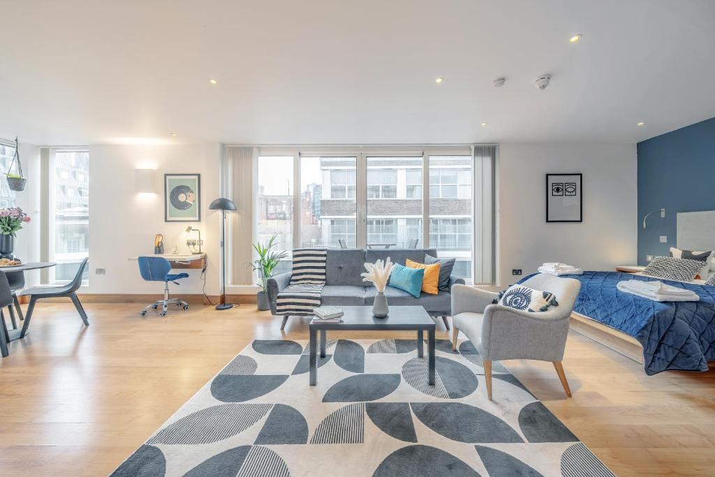 uma sala de estar com uma cama e um sofá em Kula London - Tower Hill em Londres