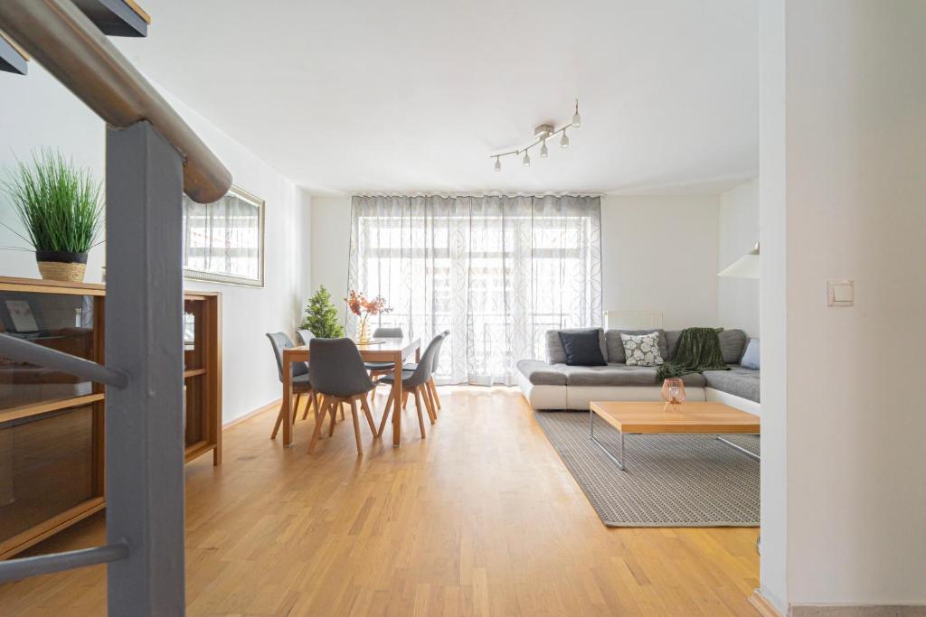 een woonkamer met een bank en een tafel bij Budapest Central Home with Parking&Terrace in Boedapest