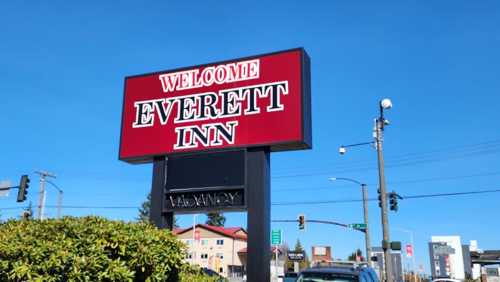 a sign for avelt inn on a city street at Welcome Everett Inn in Everett
